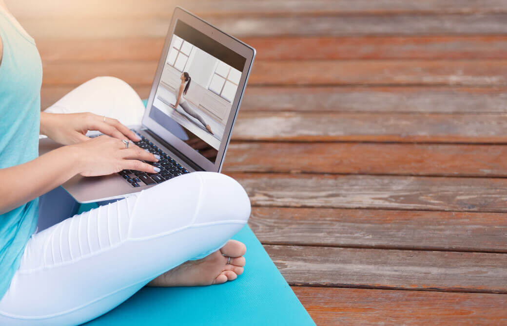 オンラインでヨガを受ける女性