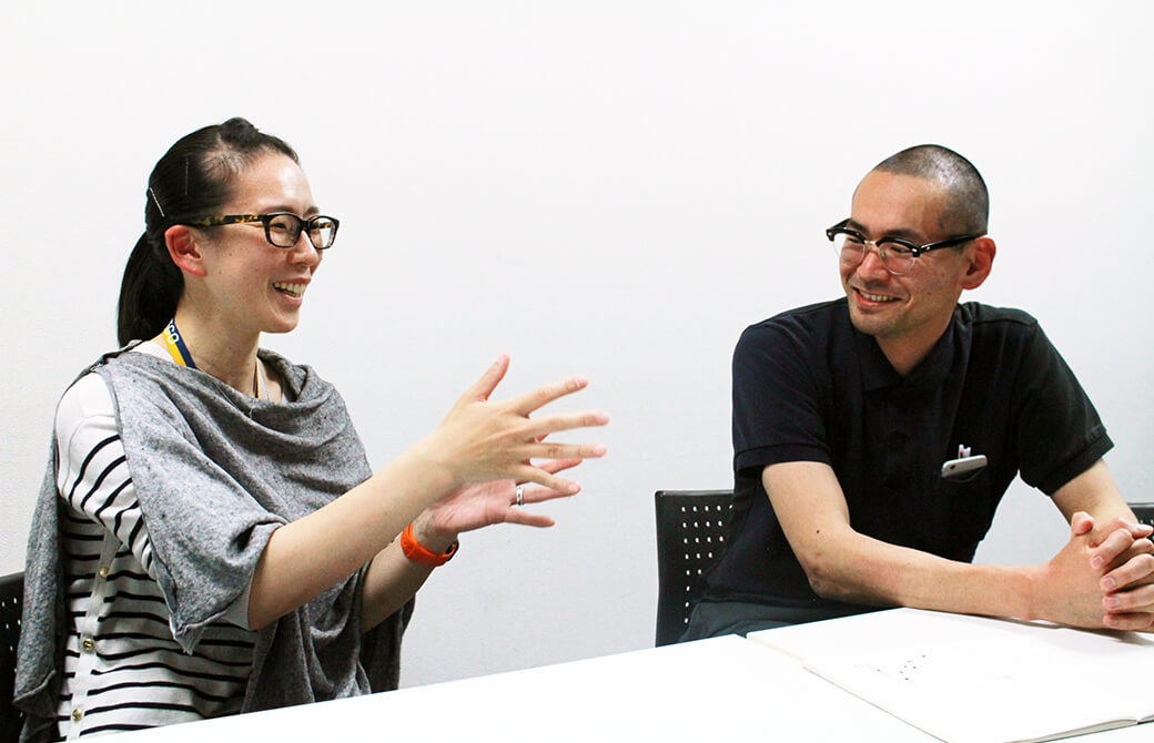 笑顔でインタビューに応じてくださる中野輝基先生と陽子先生