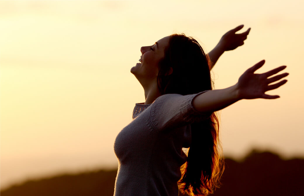女性が深呼吸をしているところ