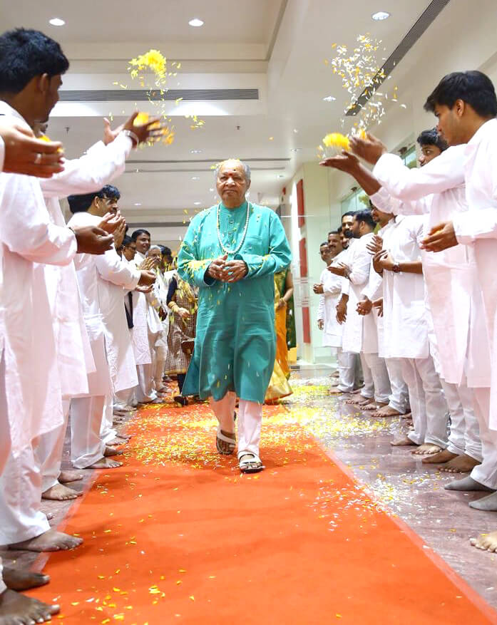 生徒からの祝福を受けるハリプラサード氏