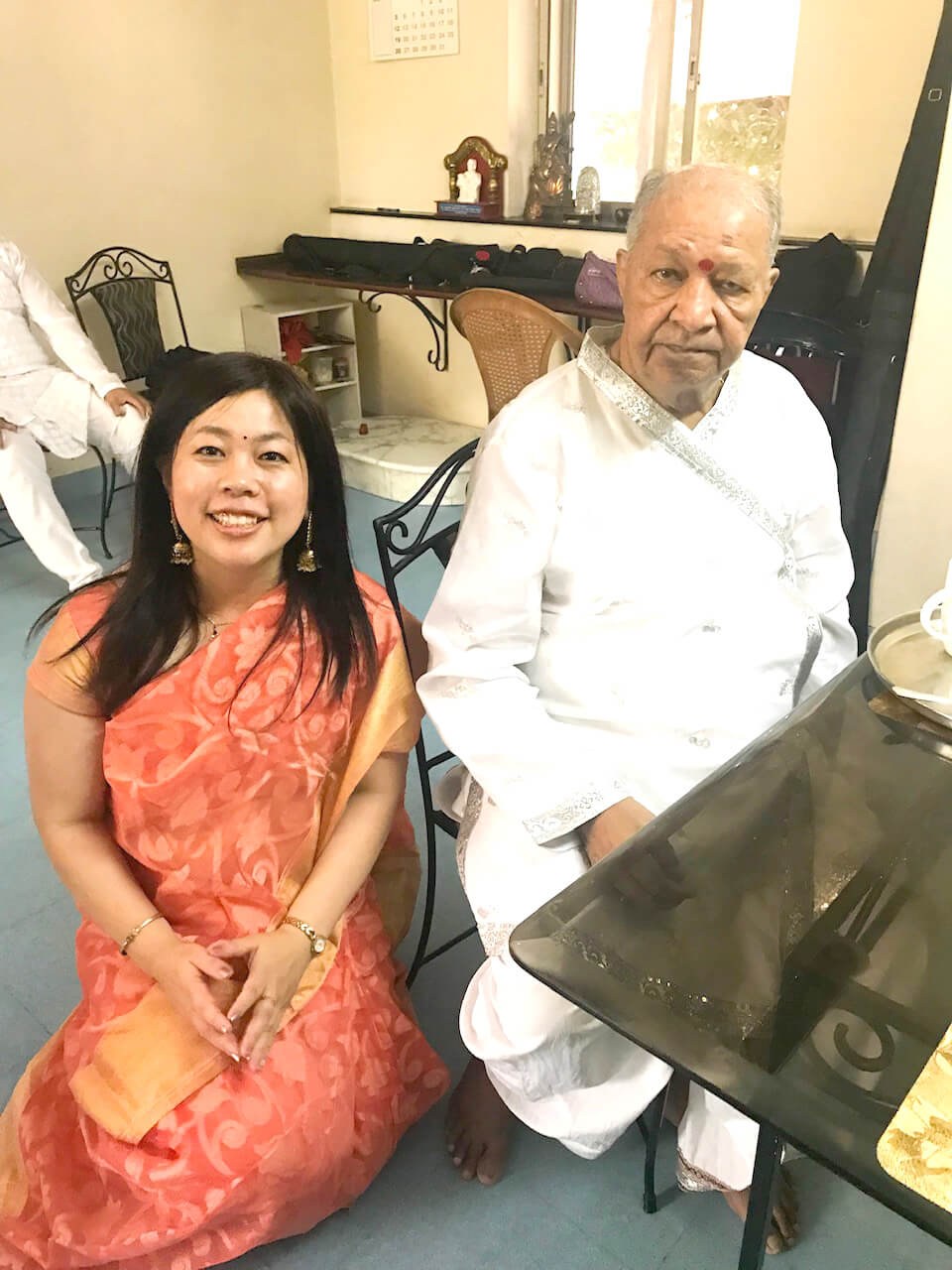 グルクルにて撮影した、グルジであるハリプラサード氏（右）と永井由香さん（左）
