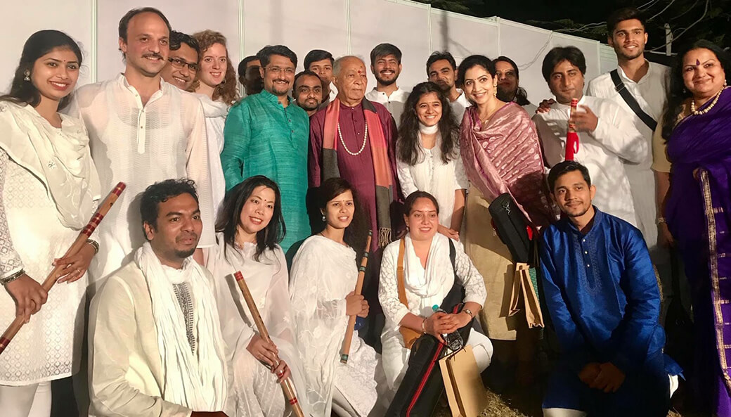 生徒とのコンサートを終えた、ハリプラサード・チョウラシア氏