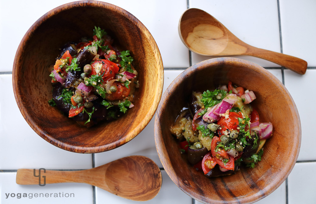 木の皿に盛りつけたケイパーを効かせたナスとトマトのマリネ