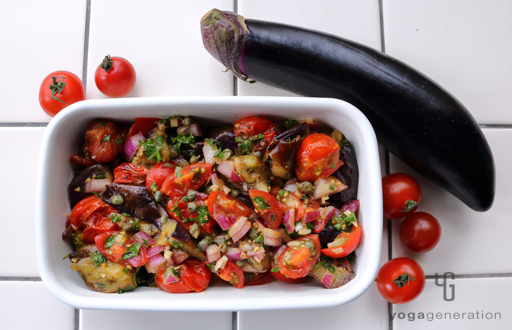 ホーローの器で保存するケイパーを効かせたナスとトマトのマリネ