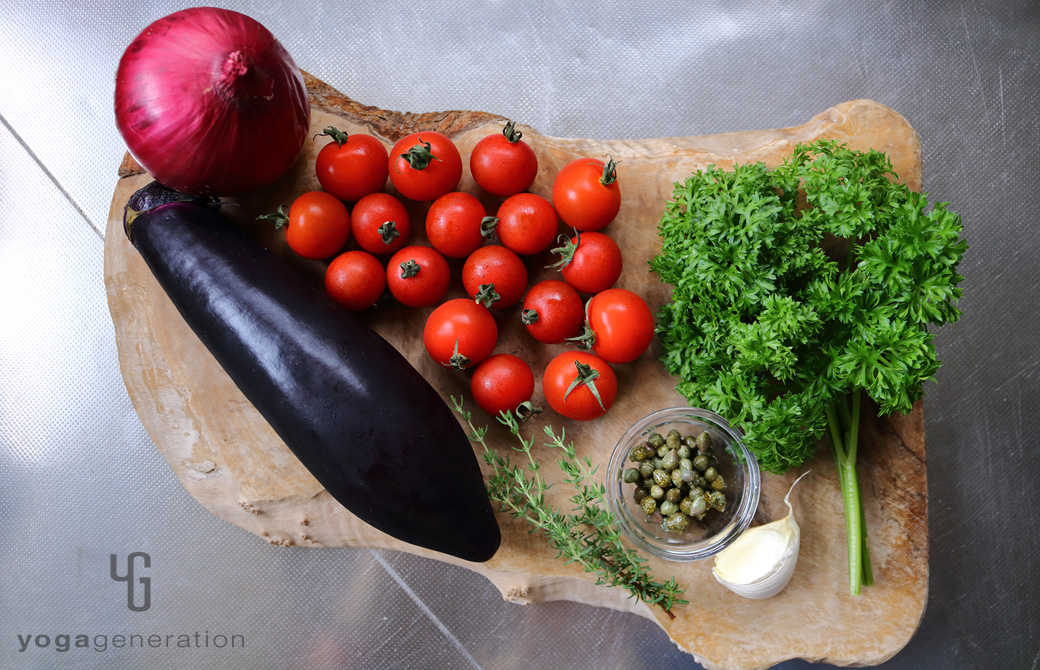 木製カットボードの上の材料