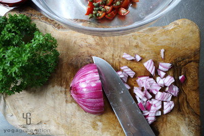 マリネ素材をカットする