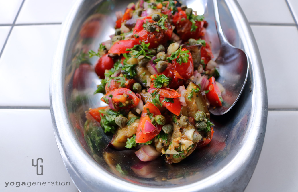 シルバーの皿に盛りつけたケイパーを効かせたナスとトマトのマリネ