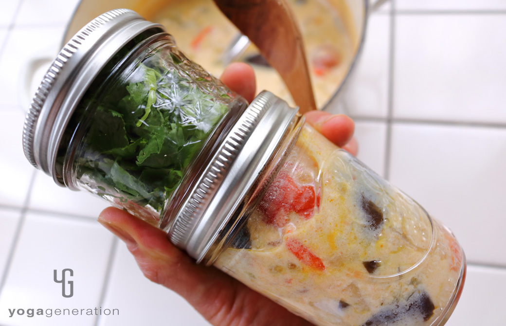 ガラス瓶に詰めた夏野菜のスパイシー豆乳汁