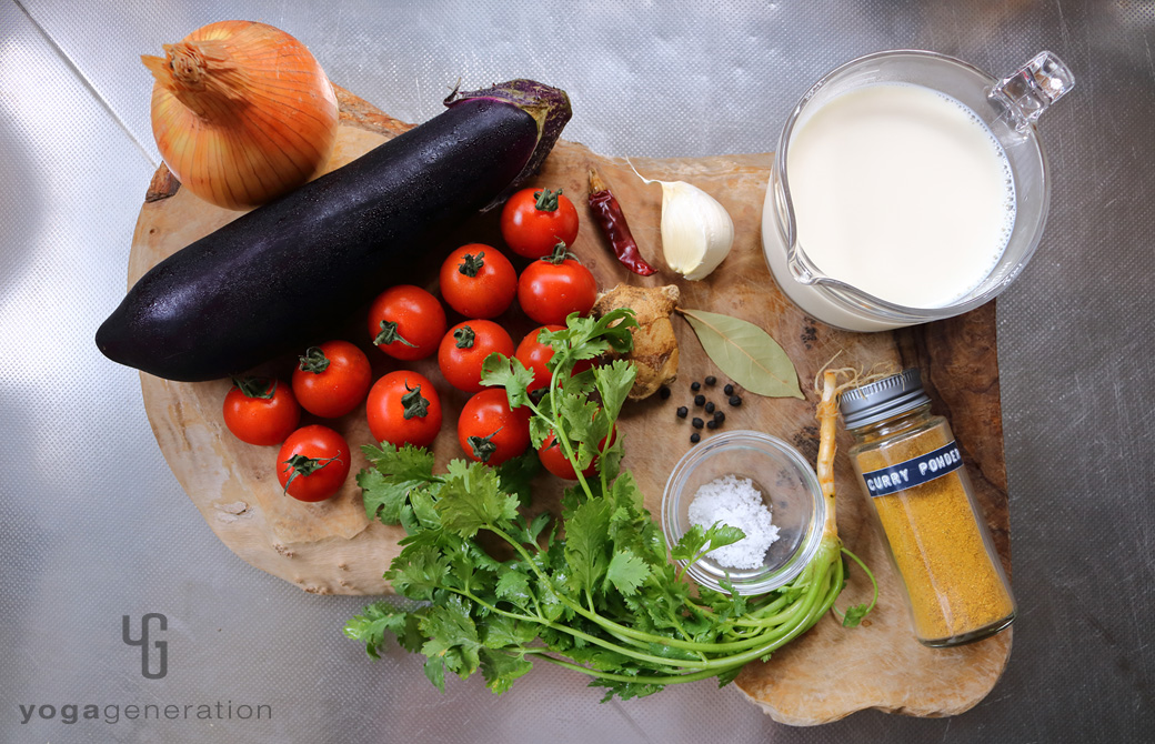 木製カットボードの上の材料