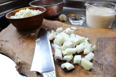 タマネギをカットしている