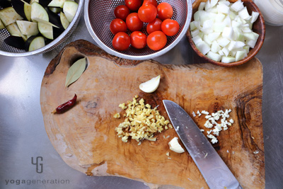 ニンニクとショウガをカットしている