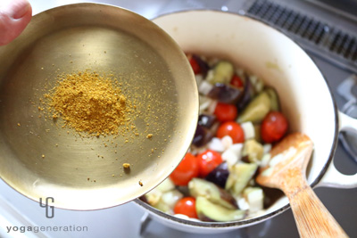 野菜の鍋にカレーパウダーを加える