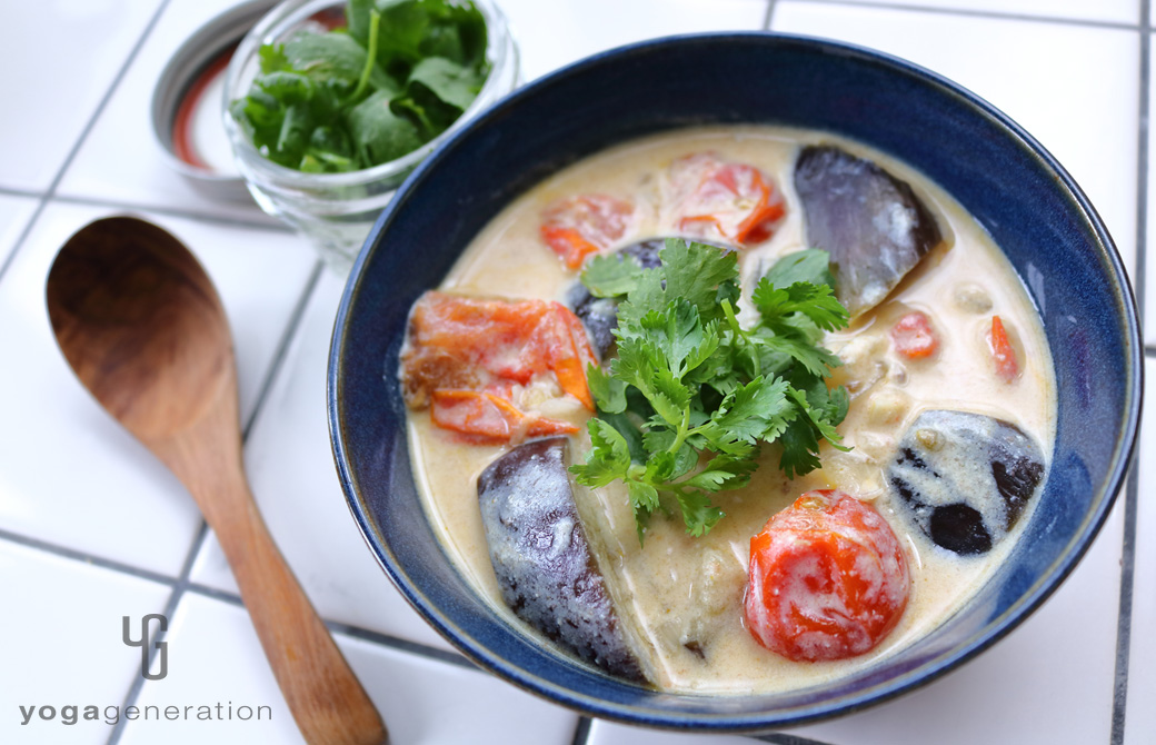 インディゴの器に盛りつけた夏野菜のスパイシー豆乳汁