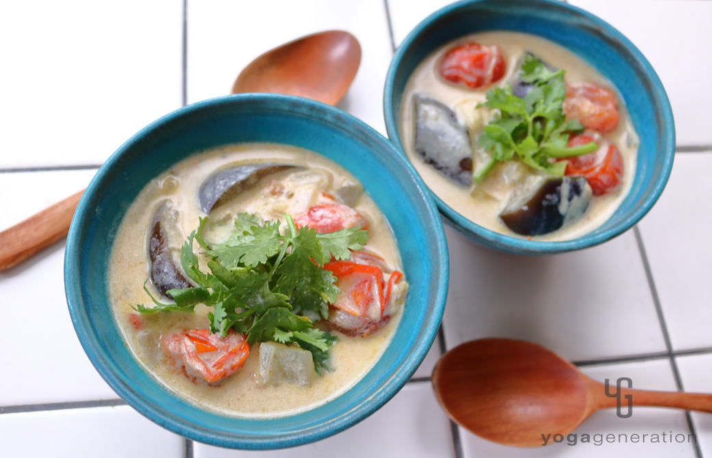 ターコイズの器に盛りつけた夏野菜のスパイシー豆乳汁