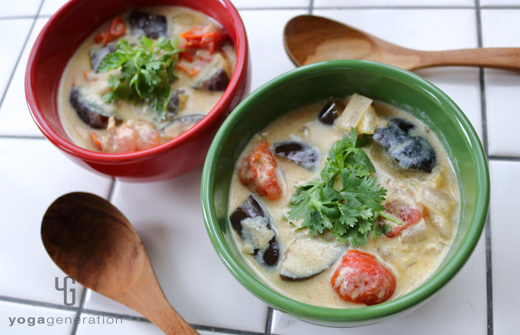 赤とグリーンの器に盛りつけた夏野菜のスパイシー豆乳汁