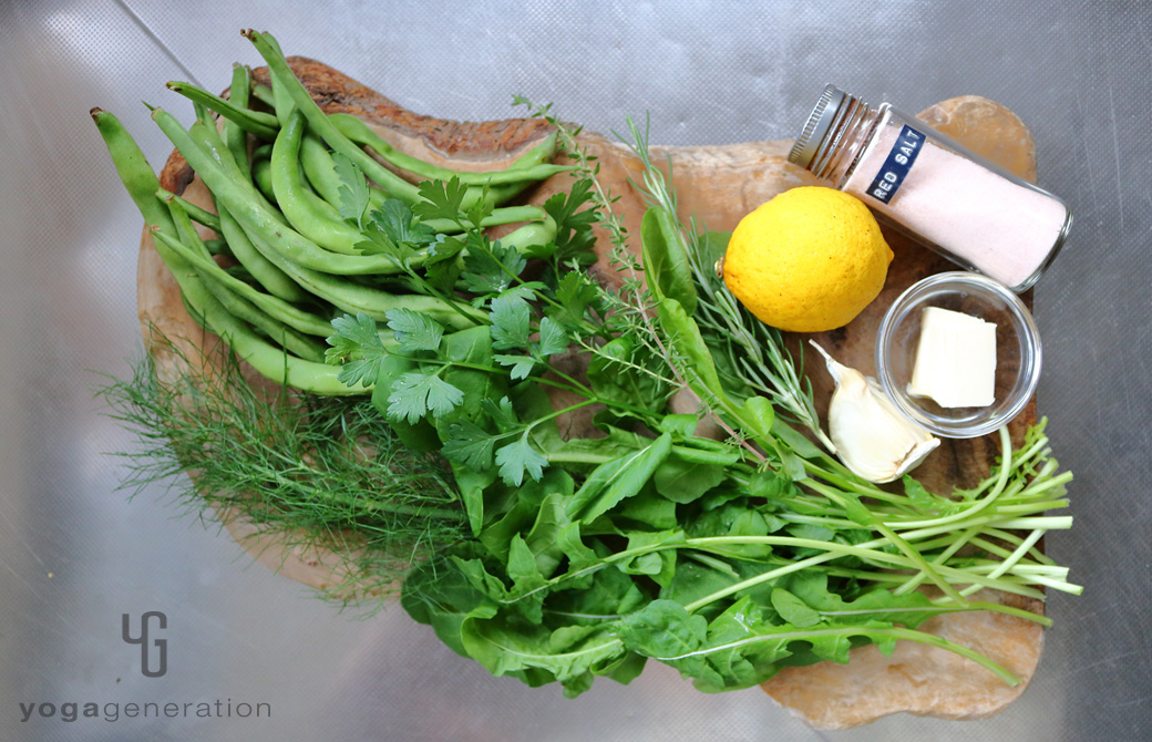 木製カットボードの上のレモンやハーブ