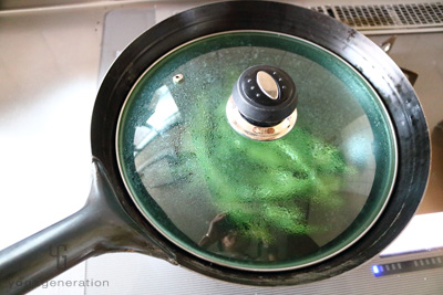 インゲンをオイルで蒸し煮にする