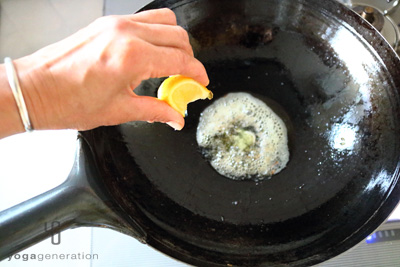 レモン汁をまわし入れる