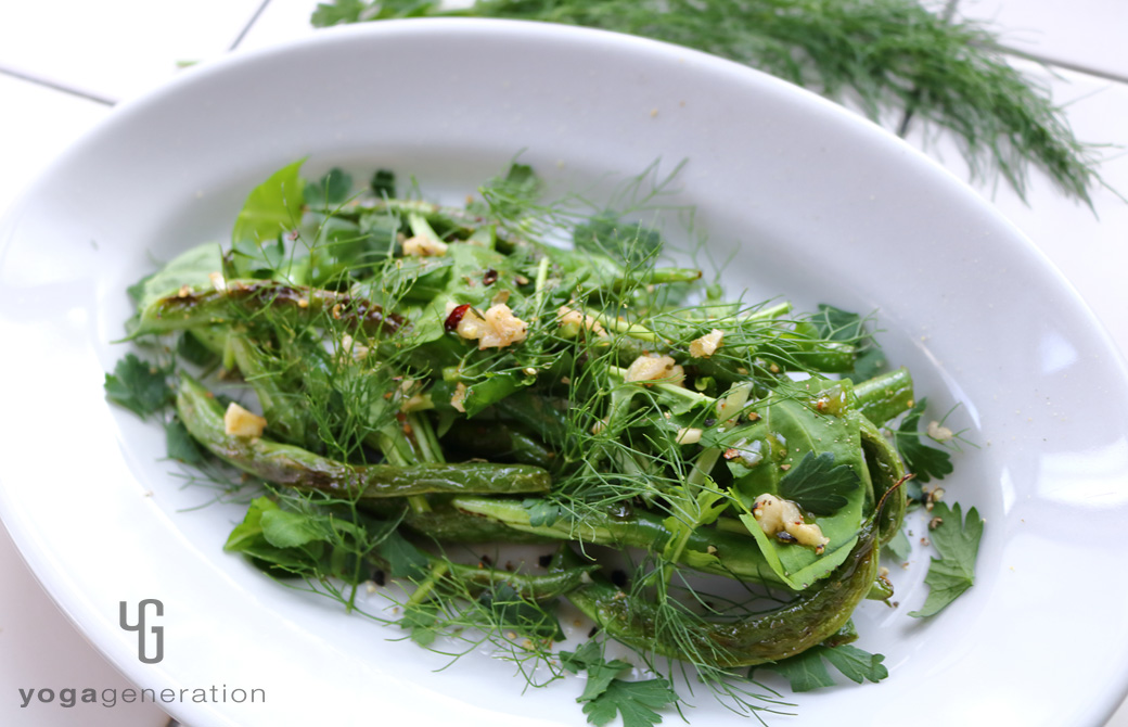 白い器に盛りつけたハーブたっぷりガーリックレモンバターソースでインゲン豆のサラダ