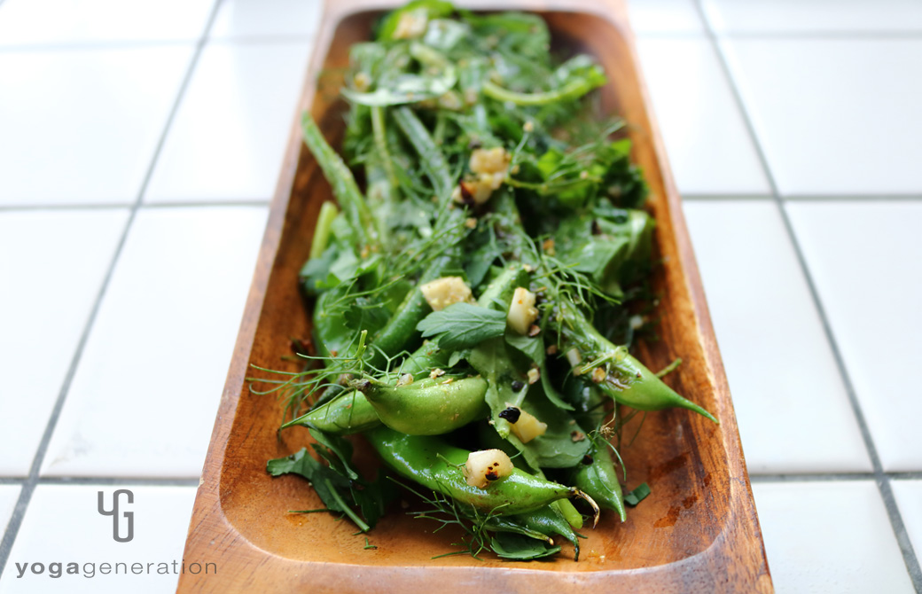 木製の器に盛りつけたハーブたっぷりガーリックレモンバターソースでインゲン豆のサラダ