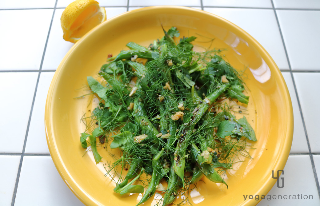 黄色の器に盛りつけたハーブたっぷりガーリックレモンバターソースでインゲン豆のサラダ