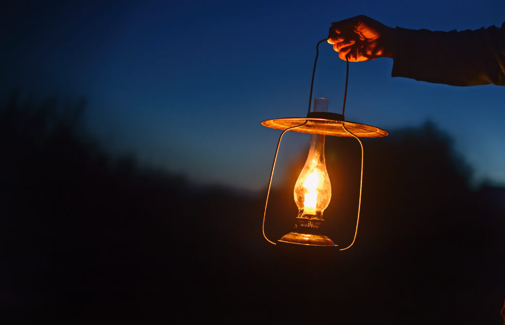 ランタンを持った人