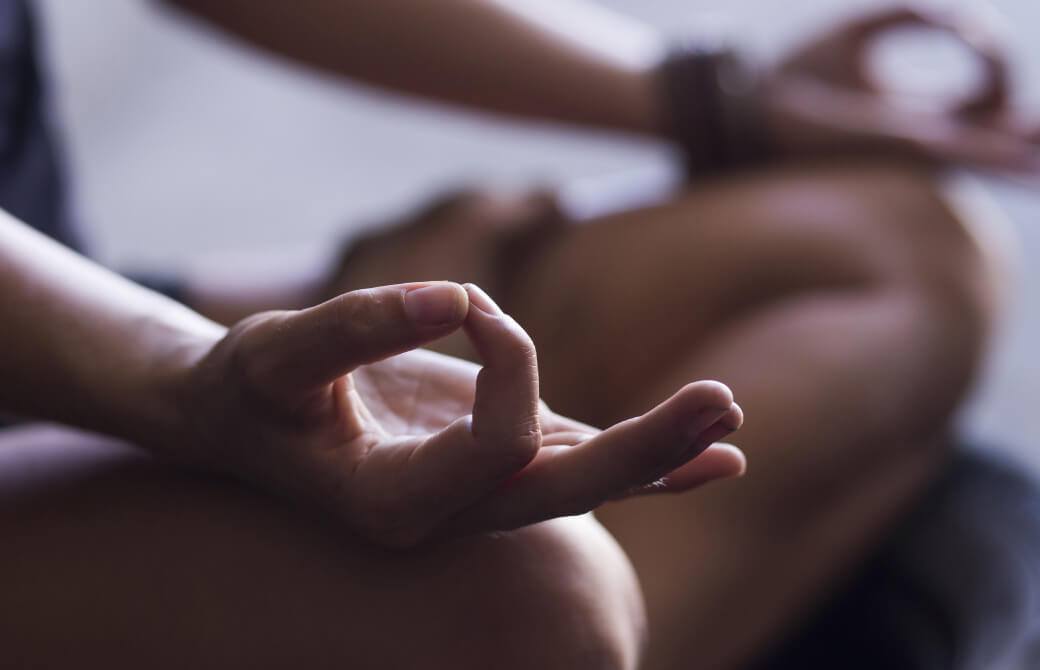 ムドラーを組んでいる人