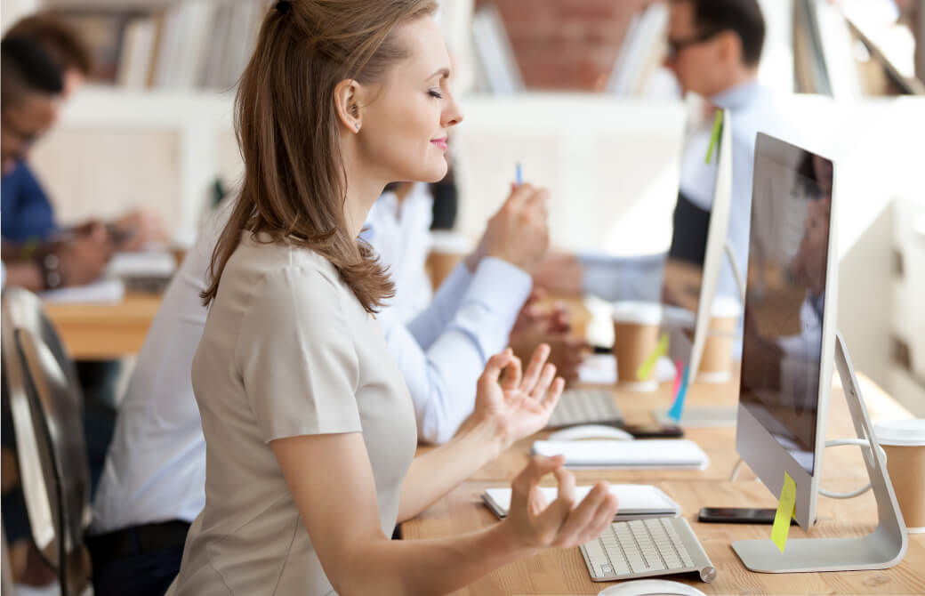 デスクで瞑想をする女性