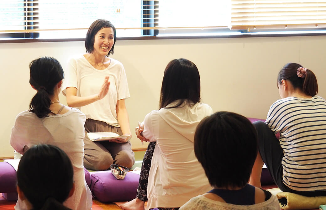 クラス中に笑顔が溢れるサントーシマ香先生