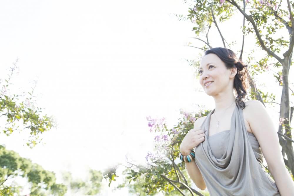 緑豊かな公園にたたずむ福田真理先生