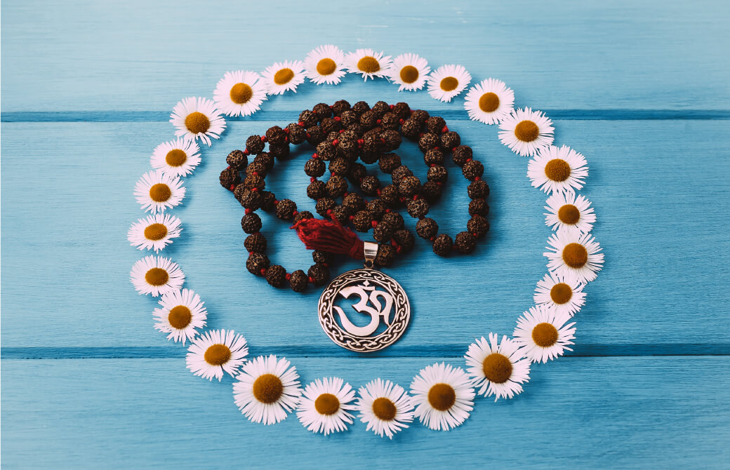 オームのチャームがついたマーラー