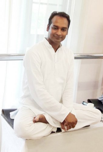 永井由香さんのヨガ哲学グルでもある、聖地リシケシのヨガティーチャー スニール・シャルマ先生