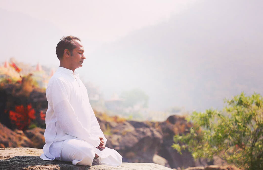 大自然の中で瞑想をするスニール先生