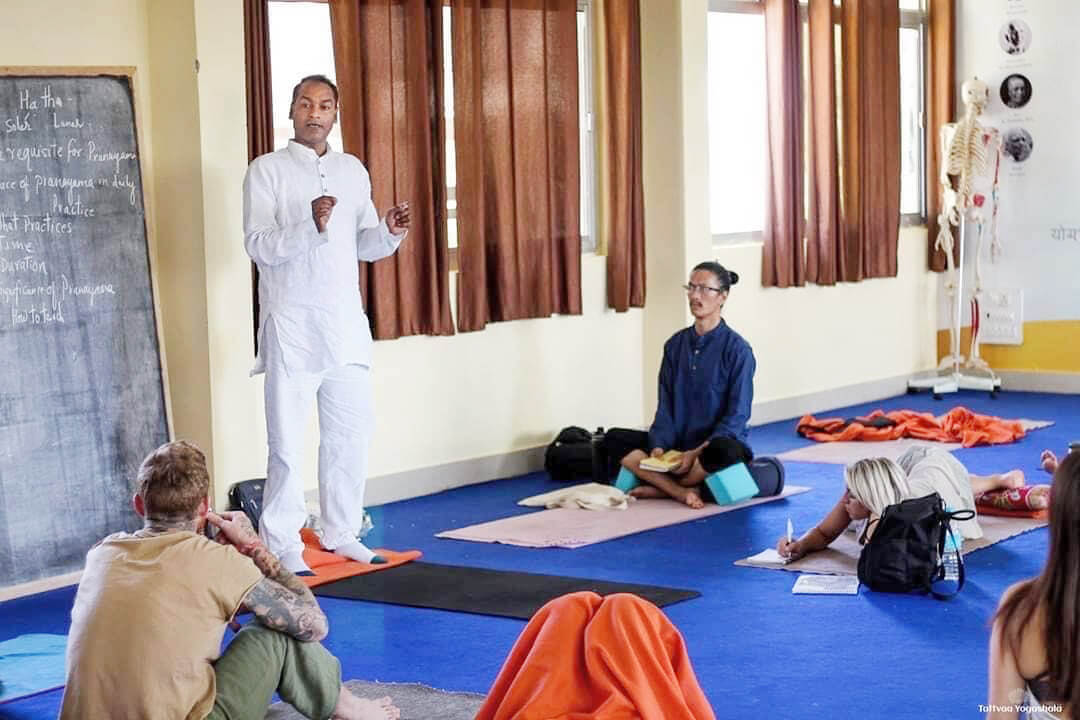 世界中から集まる生徒を前に講義をするスニール先生