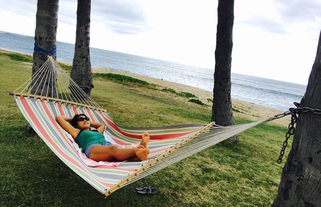 ハンモックに横たわるヨーコ・フジワラ