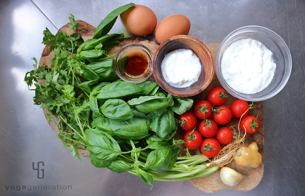 木製カットボードの上の材料