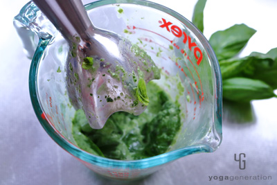 材料をミキサーにかけて味付けする