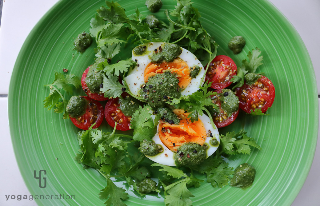 グリーンの皿に盛りつけたアジアン・グリーンディップでタマゴとフレッシュハーブのサラダ