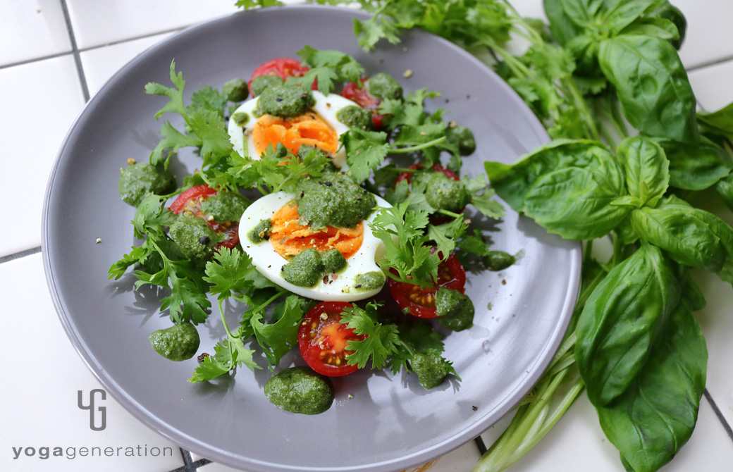 グレーの皿に盛りつけたアジアン・グリーンディップでタマゴとフレッシュハーブのサラダ