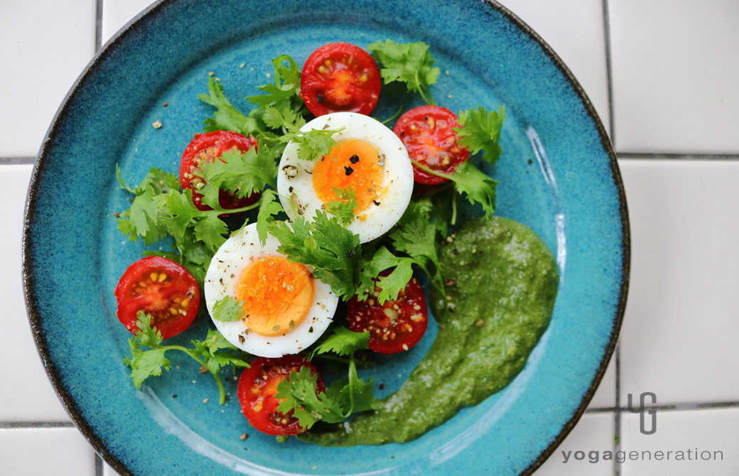 ターコイズの皿に盛りつけたアジアン・グリーンディップでタマゴとフレッシュハーブのサラダ