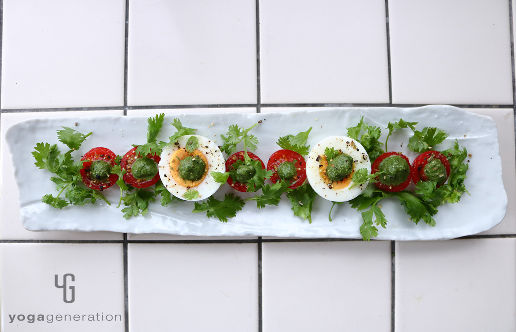 白い皿に盛りつけたアジアン・グリーンディップでタマゴとフレッシュハーブのサラダ