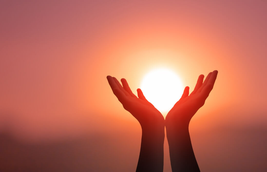 両手で掴めそうな夕陽