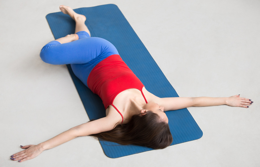 ジャタラパリヴァルタナアーサナ