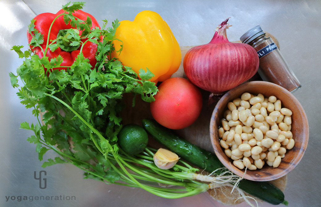 木製カットボードの上の材料