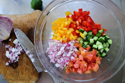 野菜をみじん切りにする