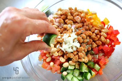 大豆と野菜に味付ける