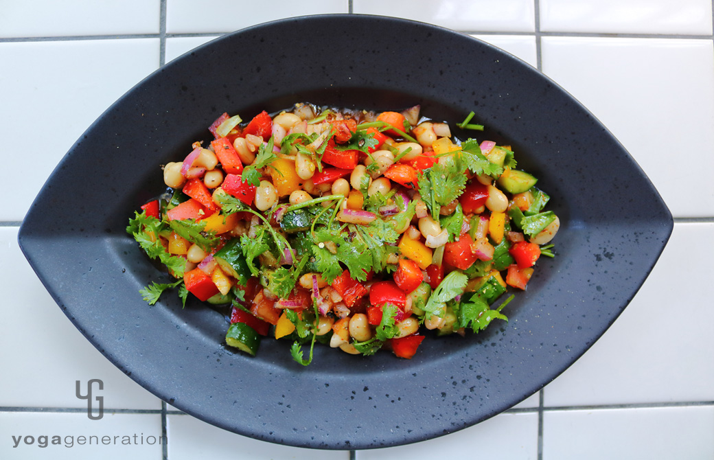 黒の器に盛りつけた大豆とパプリカのメキシカンサラダ