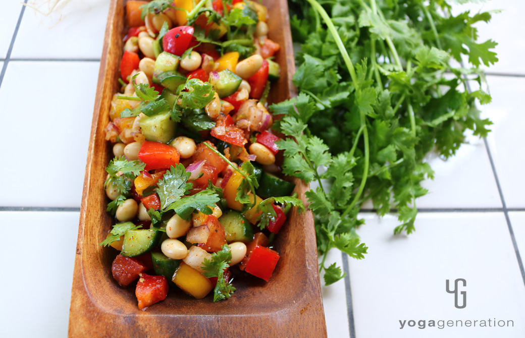 木製の器に盛りつけた大豆とパプリカのメキシカンサラダ