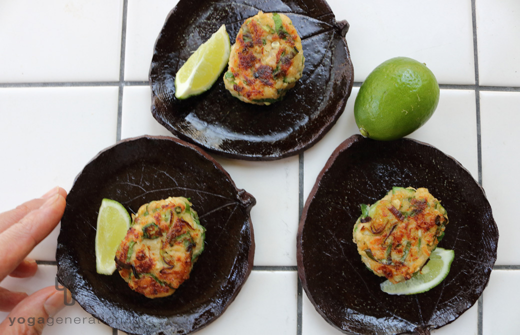 小皿に盛りつけた大豆とオクラの味噌ナゲット