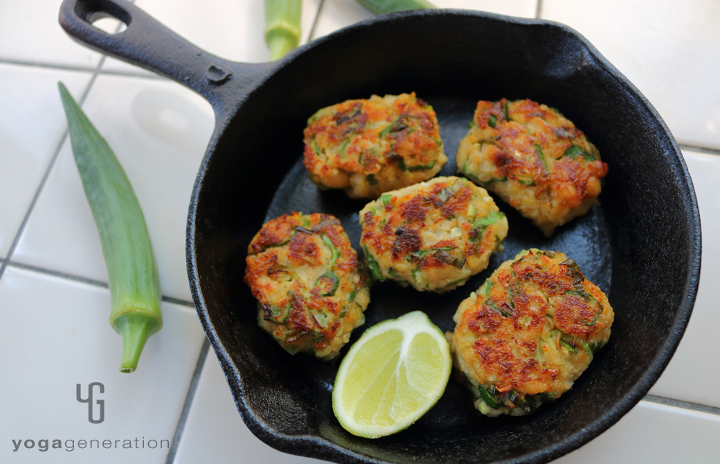 スキレットに盛りつけた大豆とオクラの味噌ナゲット